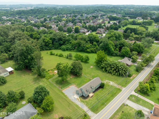 957 W Hunt Rd, Alcoa, TN 37701