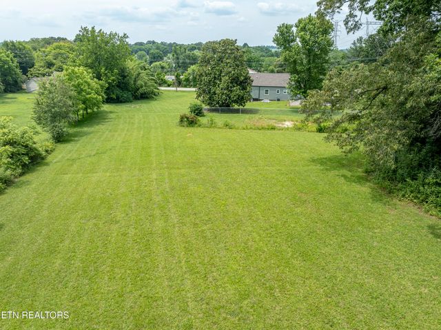 957 W Hunt Rd, Alcoa, TN 37701