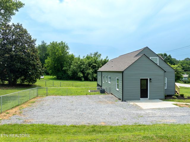 957 W Hunt Rd, Alcoa, TN 37701
