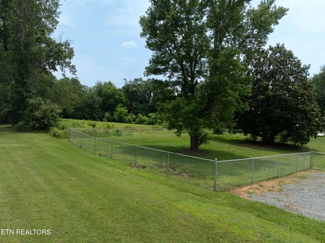957 W Hunt Rd, Alcoa, TN 37701