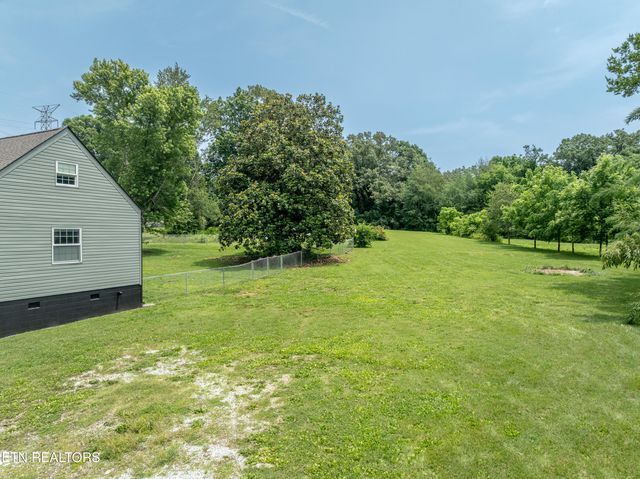 957 W Hunt Rd, Alcoa, TN 37701
