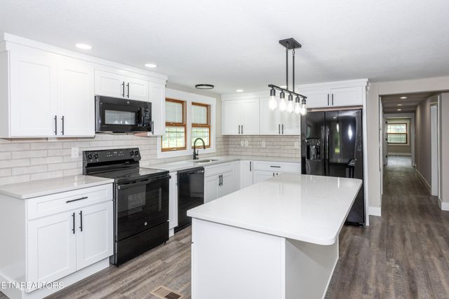 957 W Hunt Rd, Alcoa, TN 37701