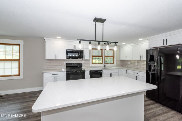 957 W Hunt Rd, Alcoa, TN 37701
