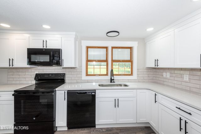 957 W Hunt Rd, Alcoa, TN 37701