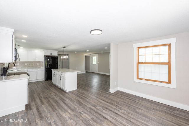 957 W Hunt Rd, Alcoa, TN 37701