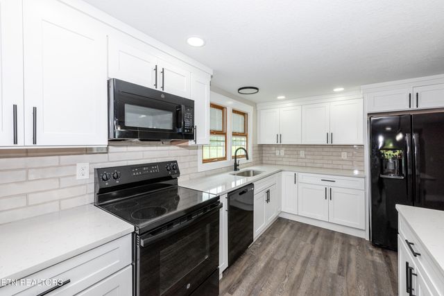 957 W Hunt Rd, Alcoa, TN 37701