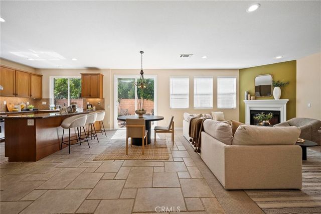 8501 Browns Creek Ln, Canoga Park, CA 91304