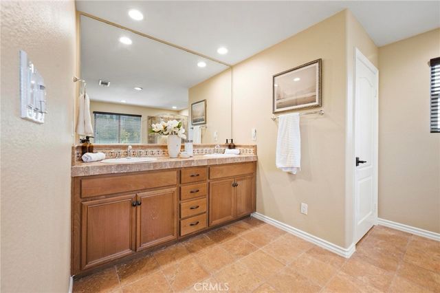 8501 Browns Creek Ln, Canoga Park, CA 91304