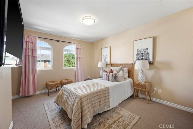 8501 Browns Creek Ln, Canoga Park, CA 91304