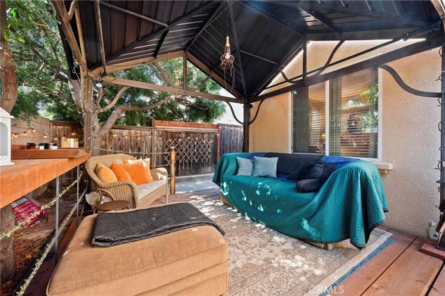 8501 Browns Creek Ln, Canoga Park, CA 91304