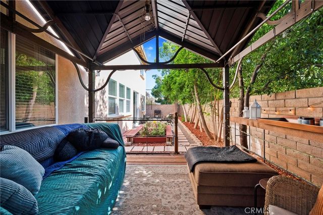 8501 Browns Creek Ln, Canoga Park, CA 91304