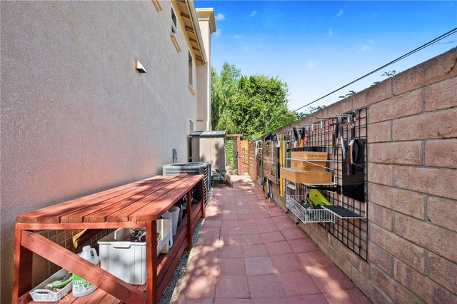 8501 Browns Creek Ln, Canoga Park, CA 91304