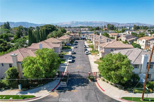 8501 Browns Creek Ln, Canoga Park, CA 91304