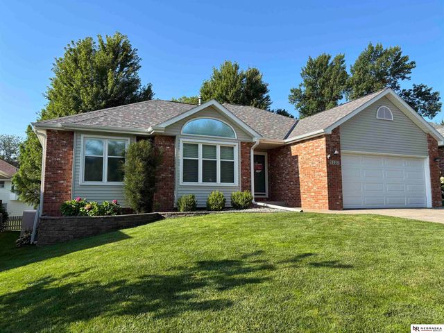 5221 Happy Hollow Lane, Lincoln, NE 68516
