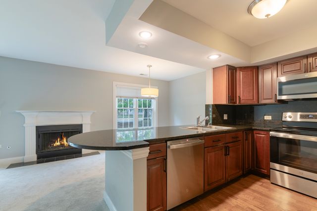 43 Foxcroft Road 43-127, Naperville, IL 60565