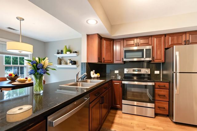 43 Foxcroft Road 43-127, Naperville, IL 60565