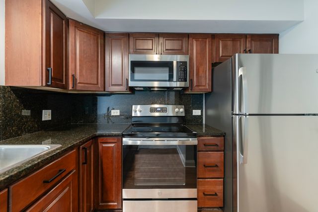 43 Foxcroft Road 43-127, Naperville, IL 60565