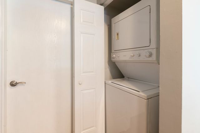 43 Foxcroft Road 43-127, Naperville, IL 60565