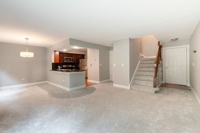 43 Foxcroft Road 43-127, Naperville, IL 60565