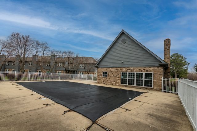 43 Foxcroft Road 43-127, Naperville, IL 60565