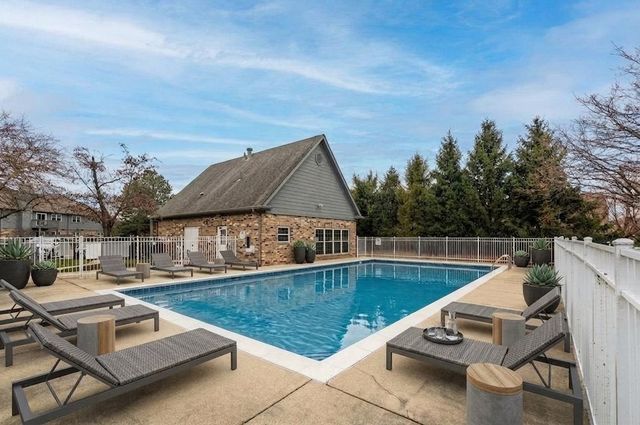 43 Foxcroft Road 43-127, Naperville, IL 60565