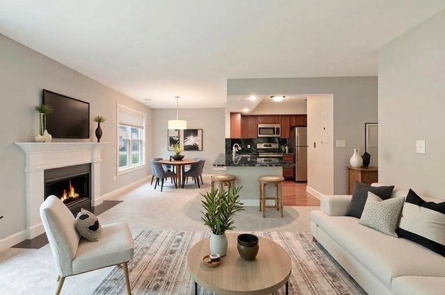 43 Foxcroft Road 43-127, Naperville, IL 60565