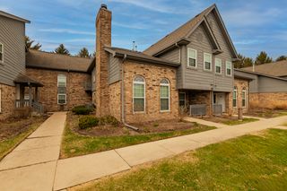 43 Foxcroft Road 43-127, Naperville, IL 60565