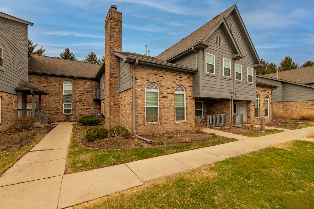 43 Foxcroft Road 43-127, Naperville, IL 60565