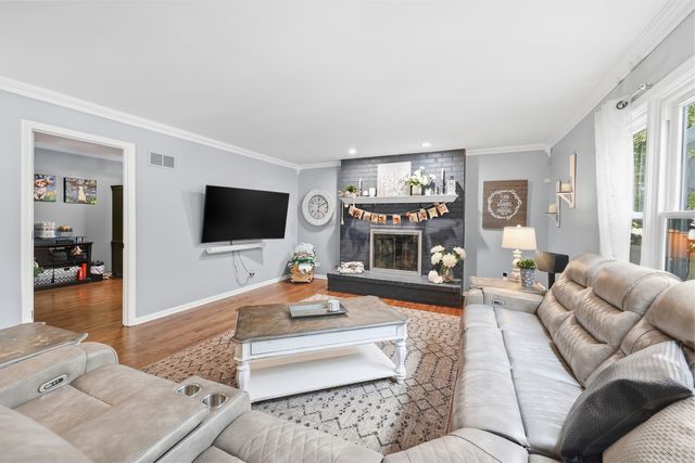 10 Americana Court, Roselle, IL 60172
