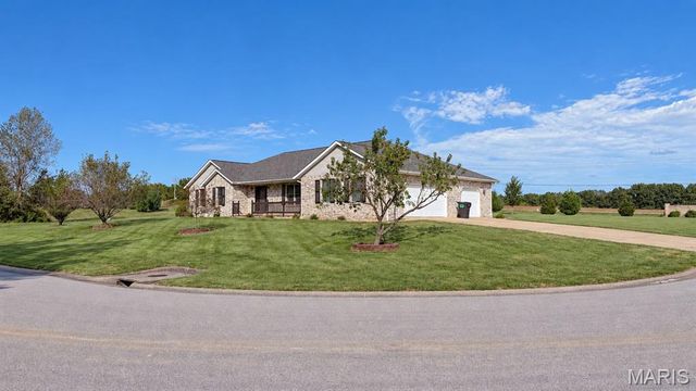 886 Whispering Hills Drive, Lebanon, IL 62254