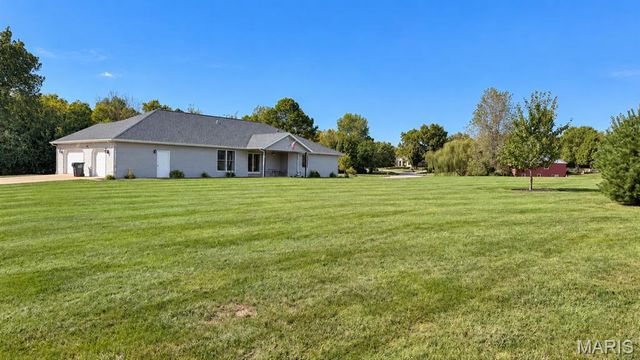 886 Whispering Hills Drive, Lebanon, IL 62254