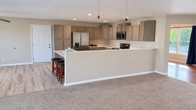 886 Whispering Hills Drive, Lebanon, IL 62254