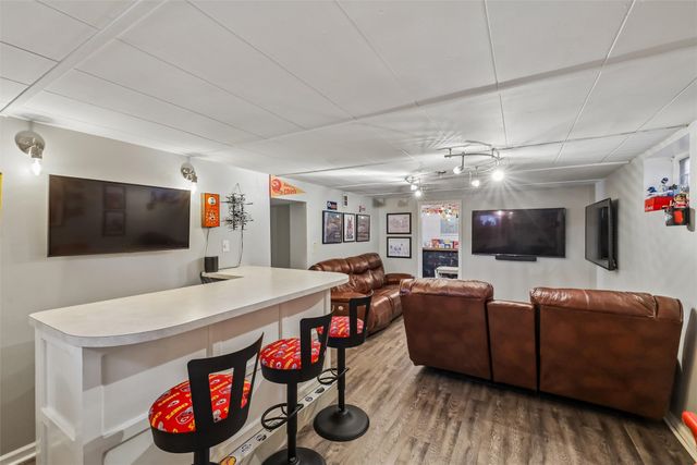 6702 Forest Court, Windsor Heights, IA 50324