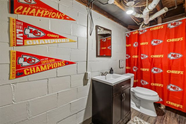 6702 Forest Court, Windsor Heights, IA 50324