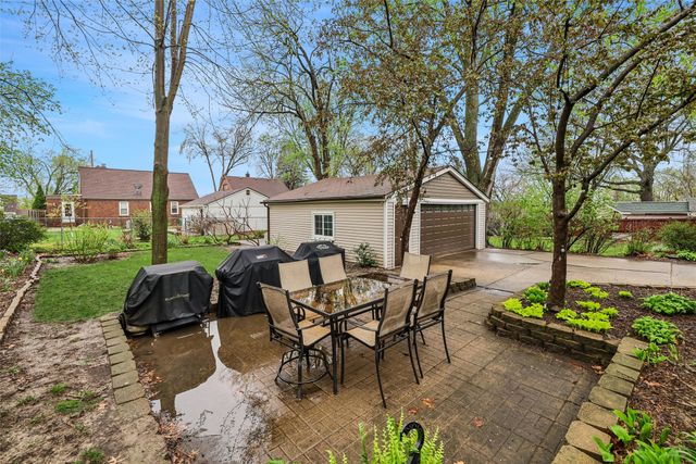 6702 Forest Court, Windsor Heights, IA 50324