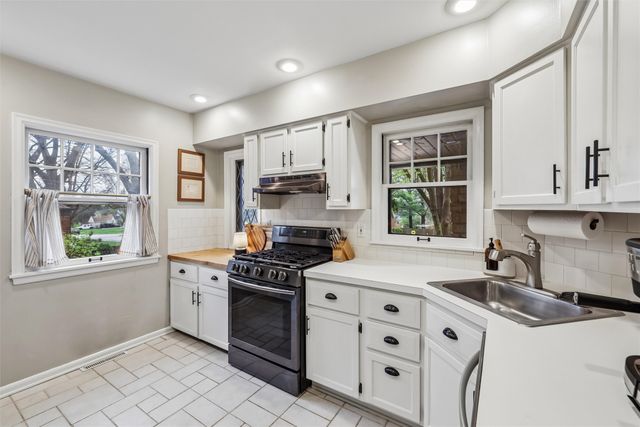 6702 Forest Court, Windsor Heights, IA 50324