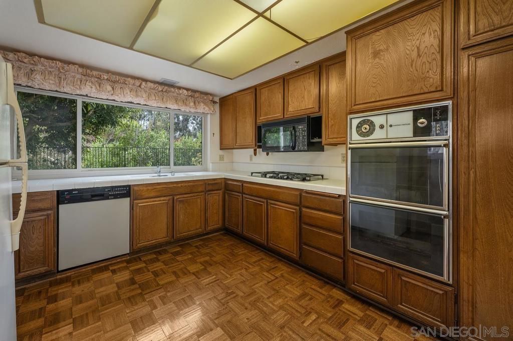 Image 10 of property listing at 10575 Canyon Lake Dr, San Diego, CA 92131