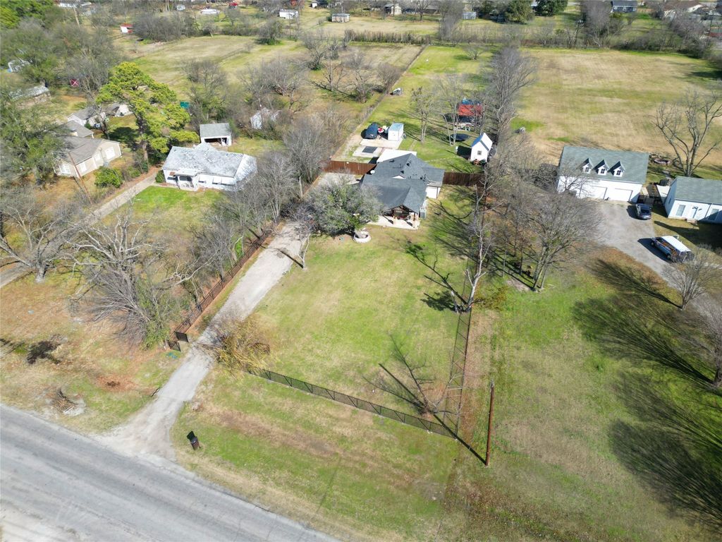 906 Griffith Avenue, Terrell, TX 75160