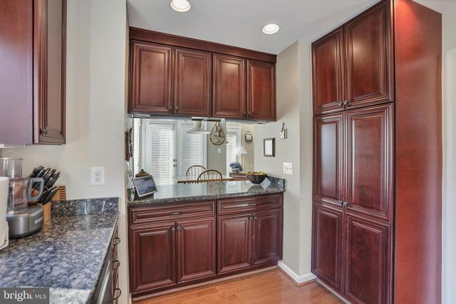 5272 ELLICOTT DR, Centreville, VA 20120