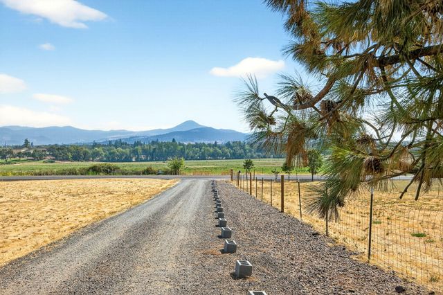 1773 Alta Vista Road, Eagle Point, OR 97524