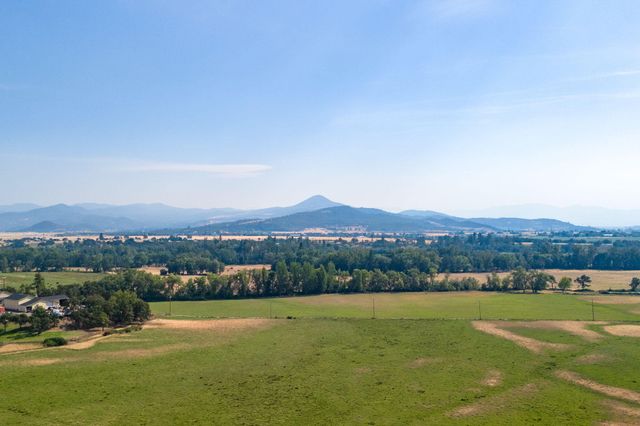1773 Alta Vista Road, Eagle Point, OR 97524
