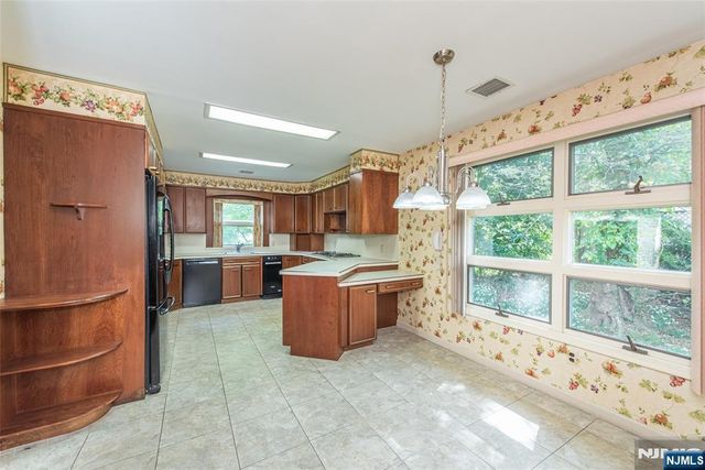 15-15 Jordan Road, Fair Lawn, NJ 07410