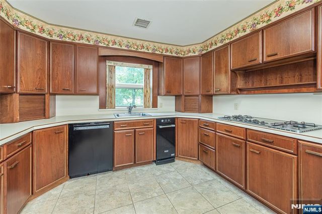 15-15 Jordan Road, Fair Lawn, NJ 07410