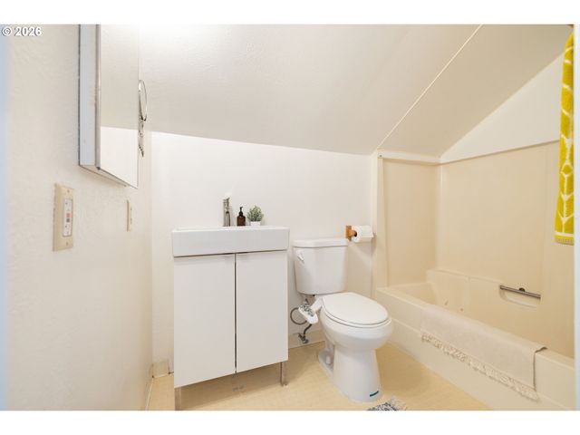 13145 Sw SHORE Dr, Tigard, OR 97223