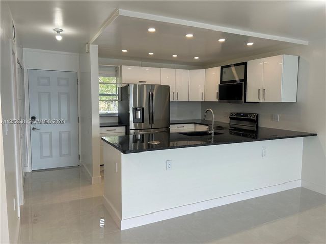 3550 NE 169th St 304, North Miami Beach, FL 33160