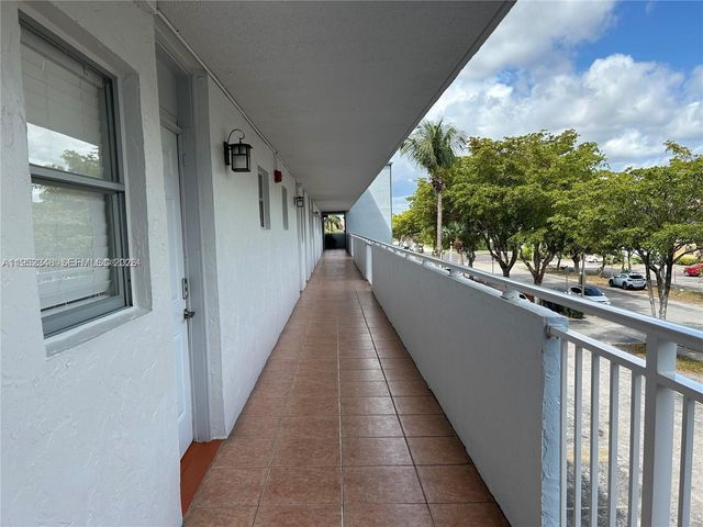 3550 NE 169th St 304, North Miami Beach, FL 33160