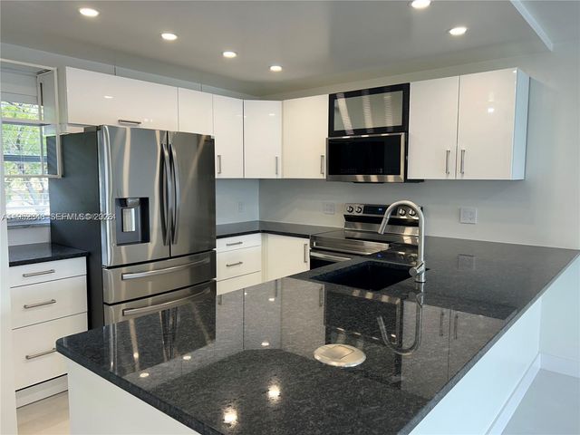 3550 NE 169th St 304, North Miami Beach, FL 33160