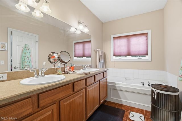 8220 Manor Gate Way, Mentor, OH 44060