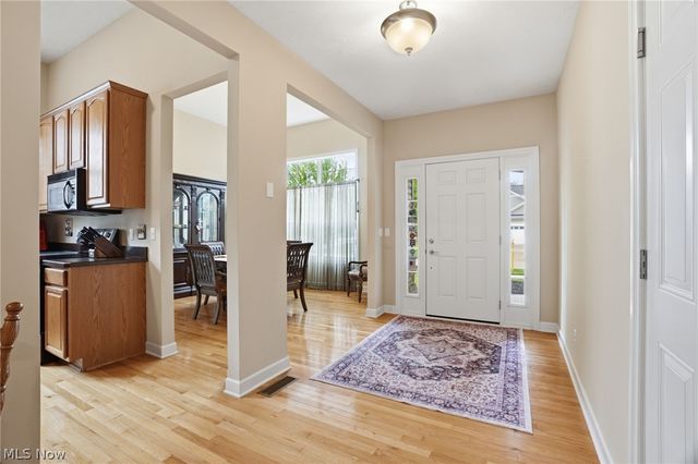 8220 Manor Gate Way, Mentor, OH 44060