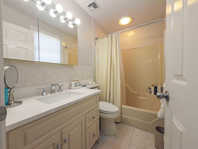 194 Linwood Ave 194, Newton, MA 02460